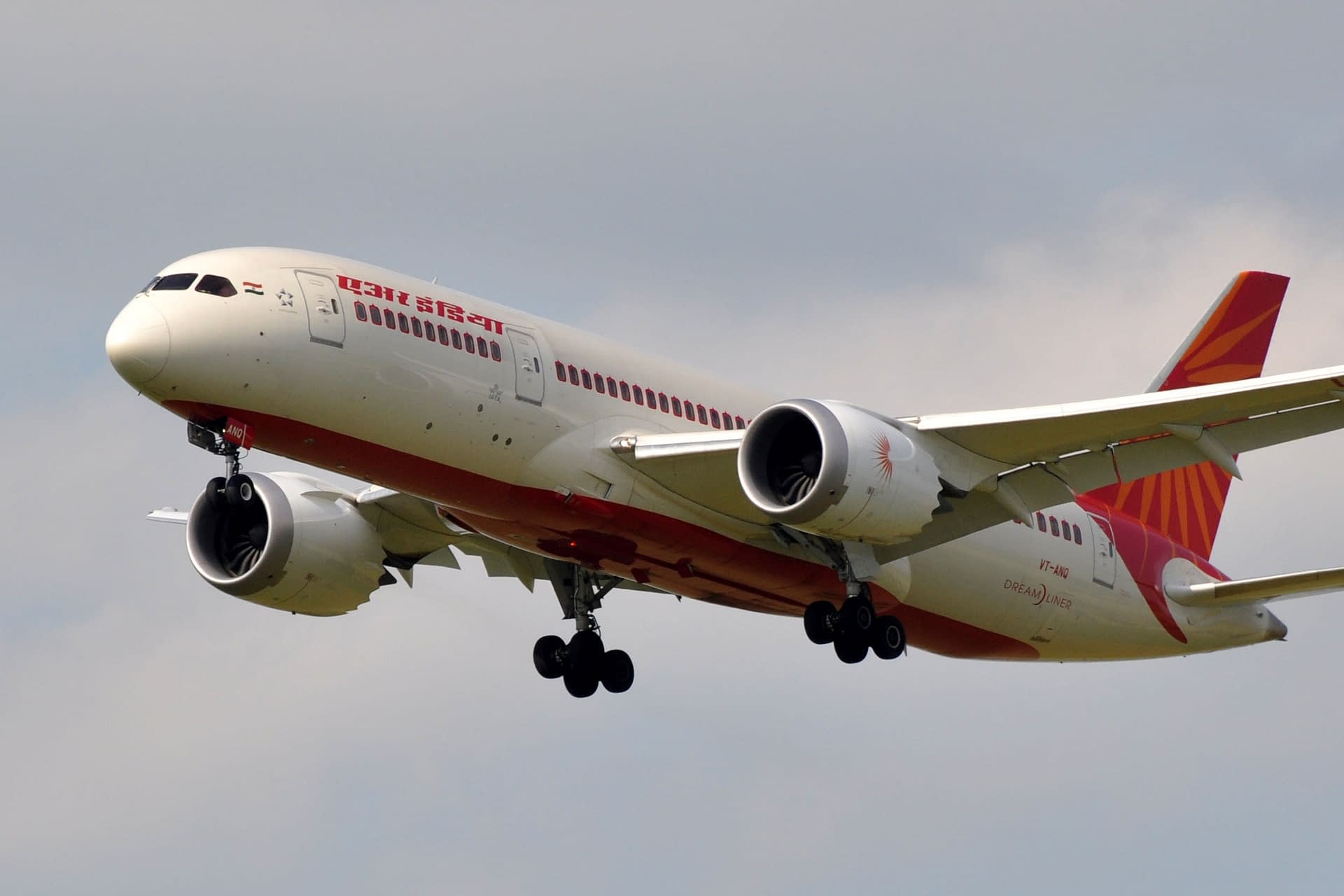 air-india-dreamliner-flight-ai20-returned-to-delhi-after-crack-in