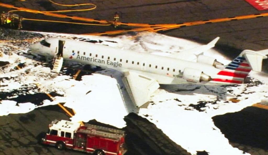 BREAKING American Eagle flight hits a deer during takeoff at Charlotte Airport AIRLIVE