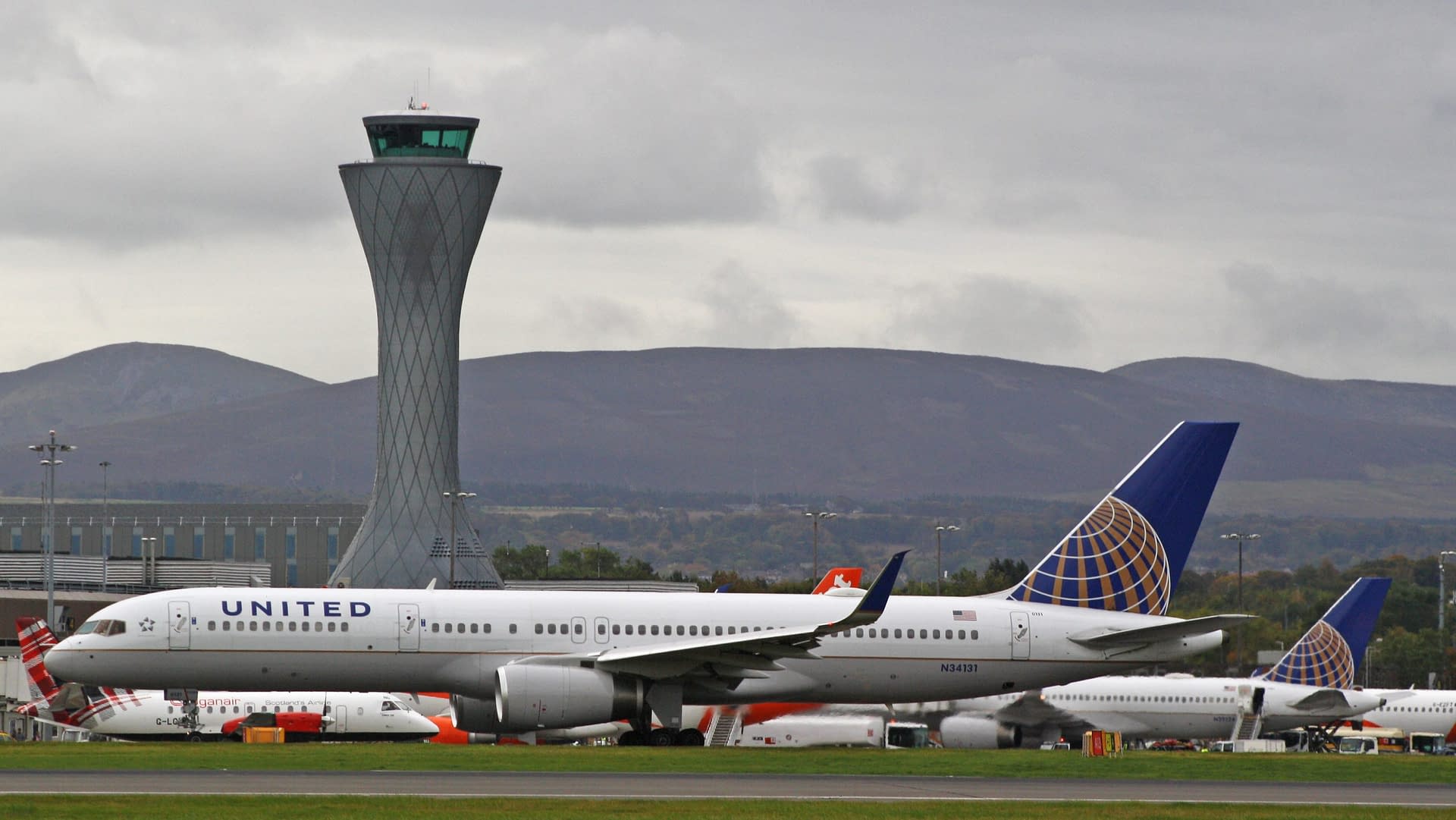 VIDEO Planespotting at Edinburgh Airport Day of the Inaugural Emirates